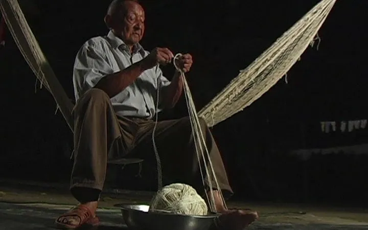 Artesano de Aguasay hilando la fibra de curagua con un huso