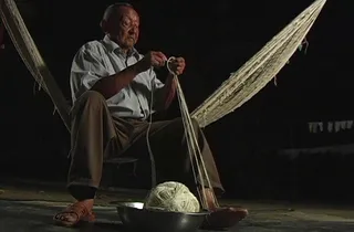 Artesano de Aguasay hilando la fibra de curagua con un huso