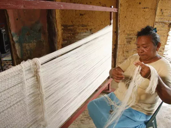 Telar vertical con un chinchorro de curagua en proceso