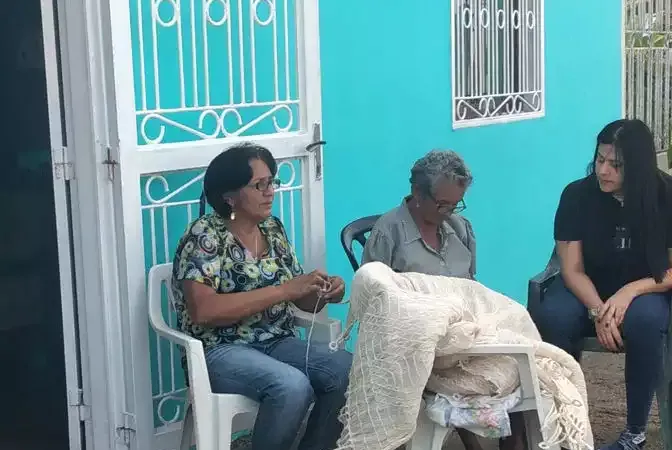 Familia de Aguasay trabajando la fibra de curagua