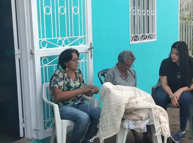 Familia de Aguasay trabajando la fibra de curagua