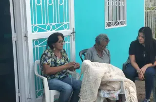 Familia de Aguasay trabajando la fibra de curagua