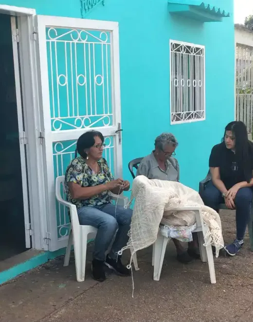 Familia de Aguasay trabajando la fibra de curagua